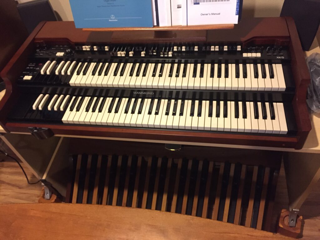 Hammond XK5 organ with 32-note pedalboard